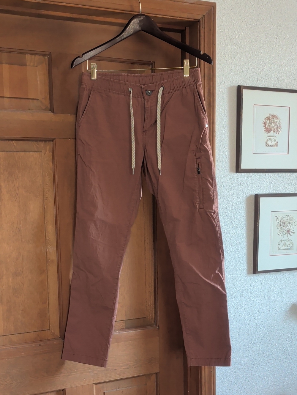 Vuori Women's Cargo Drawstring Pants in Salmon Pink
